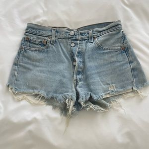 VINTAGE 501 LEVI HIGH-WAIST SHORTS - Distressed, light blue